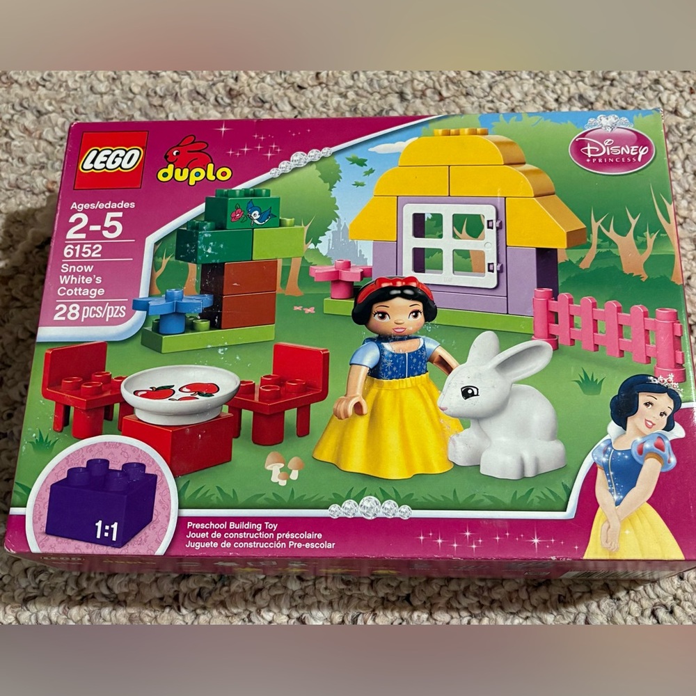 SNOW WHITE’S COTTAGE BRAND NEW $60 COLLECTIBLES